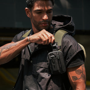 ALPAKA HUB Pouch Pro 與 HUB 鑰匙扣兼容,可固定於腰帶或背包上,方便攜帶