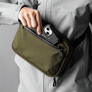 採用防水面料與 YKK 防水拉鏈的 Elements Tech Case Max