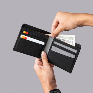 創新的傾斜卡槽設計,方便快速取用主要卡片