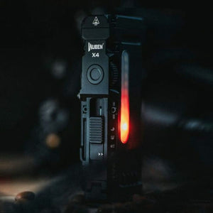 多模式光源特寫:展示手電筒的亮度調節功能與模式切換按鈕。