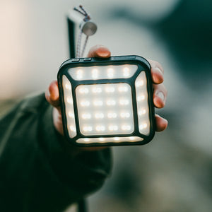 展示不同亮度模式下的適用場景,例如閱讀與緊急照明。