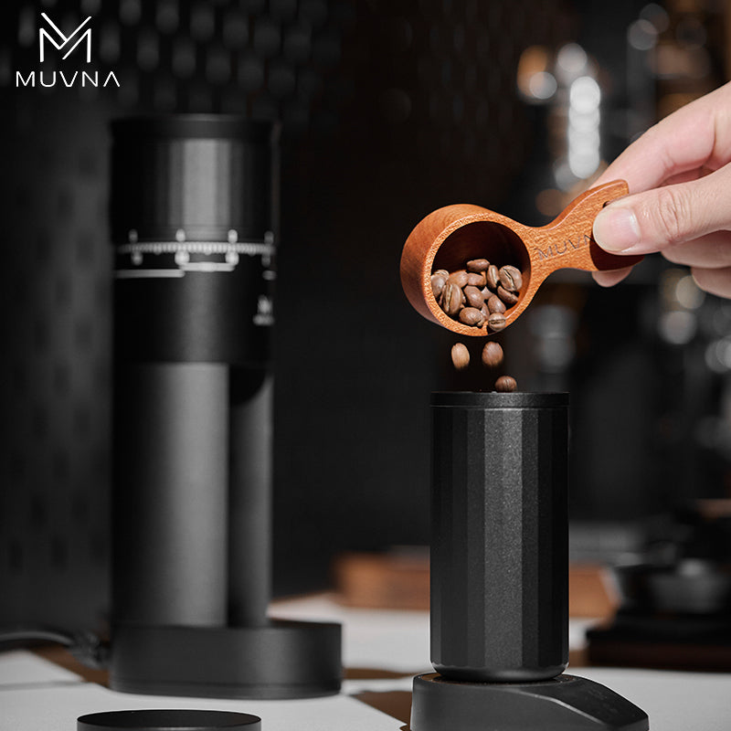 MUVNA 充電式咖啡研磨機配有磁吸頂蓋與可拆卸粉杯，易於清潔