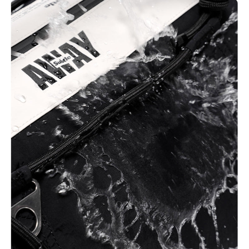 SUBTLE 穿行系列旅行包Plus-防潑水材質展示，提供日常與旅途中可靠的保護