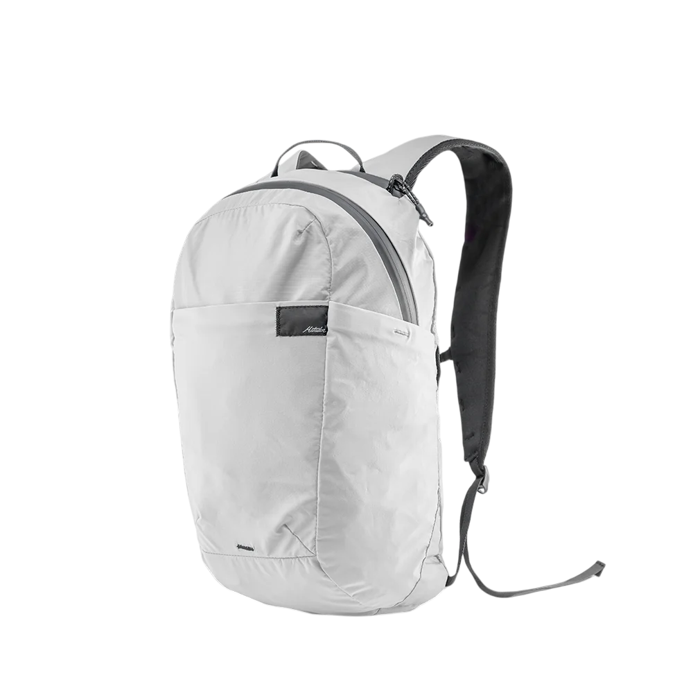 Matador ReFraction Packable Backpack 摺疊背包展示，顯示 16L 容量與輕便設計
