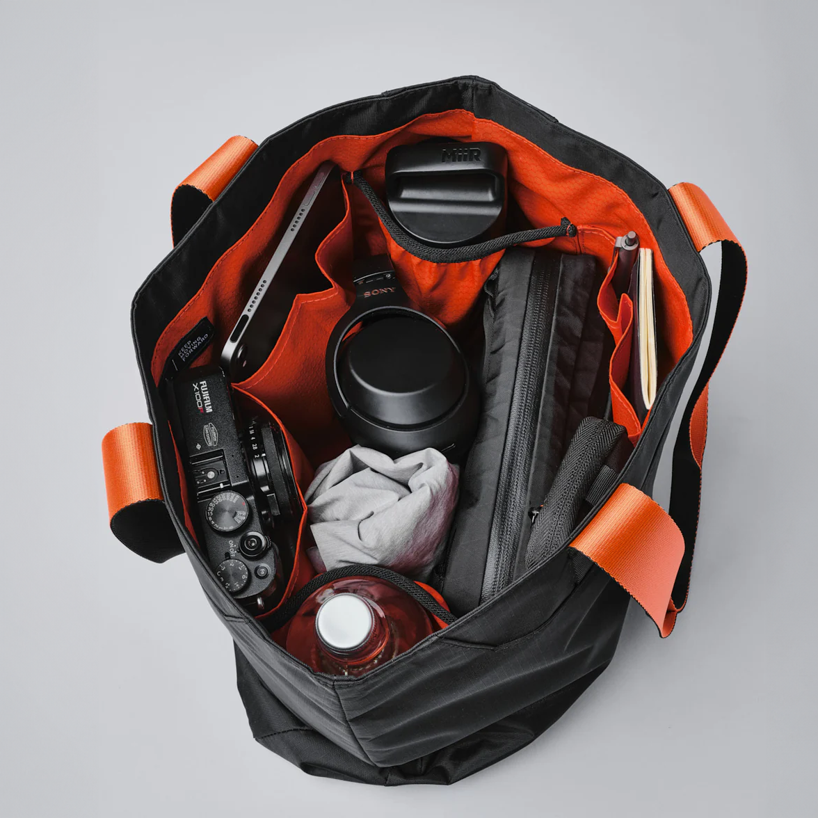 Elements Tote (M) 配有四個內部滑袋與彈性瓶套，方便整理隨身物品