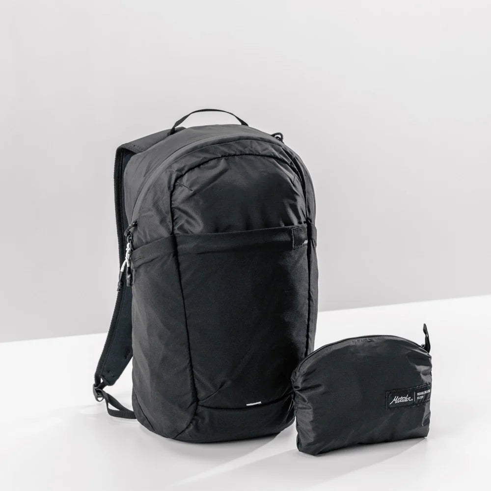 Matador ReFraction Packable Backpack｜採用防潑水材料、防水 YKK® 拉鍊及 PU 塗層，全天候防護設計