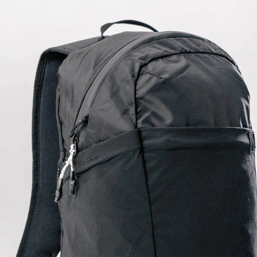 Matador ReFraction Packable Backpack｜可摺疊至內置口袋，方便收納於行李箱或隨身攜帶