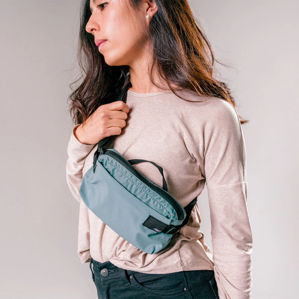 Matador ReFraction Packable Sling｜可壓縮至內置收納口袋，方便攜帶或存放於行李箱中