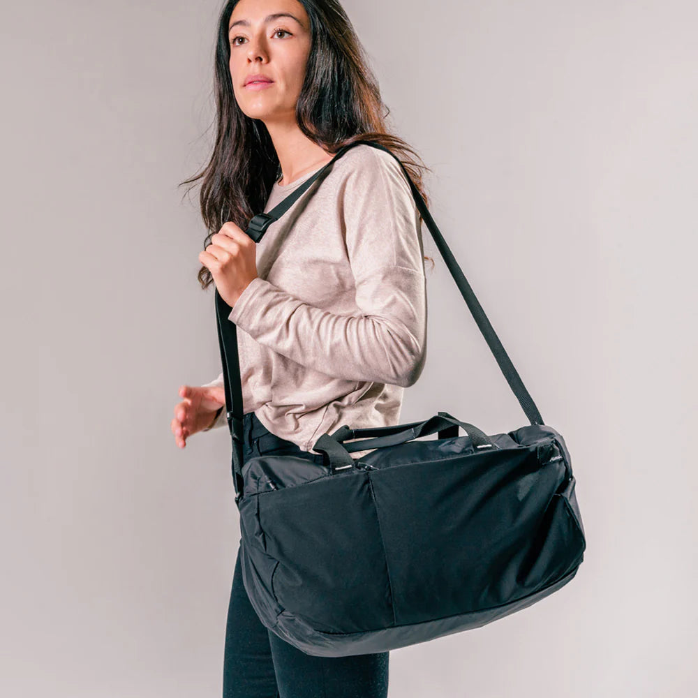 Matador ReFraction Packable Duffle｜支持肩背及側提兩種攜帶方式