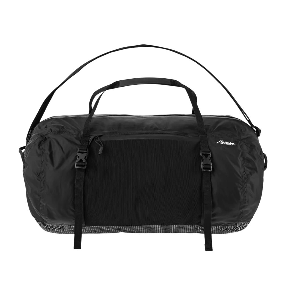 Matador Freefly Packable Duffle 防水摺疊旅行袋展示，顯示 30L 大容量與輕便設計