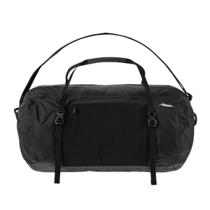 Matador Freefly Packable Duffle 防水摺疊旅行袋展示，顯示 30L 大容量與輕便設計