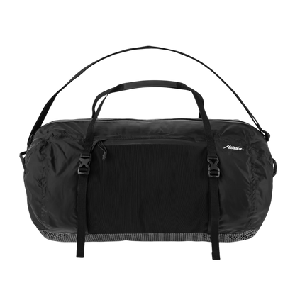 Matador Freefly Packable Duffle 防水摺疊旅行袋展示，顯示 30L 大容量與輕便設計