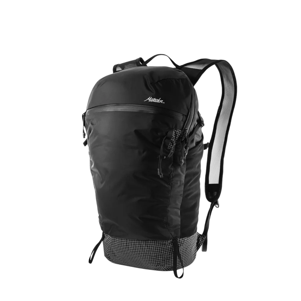 Matador Freefly16 防水摺疊背包展示，顯示 16L 容量與輕便設計