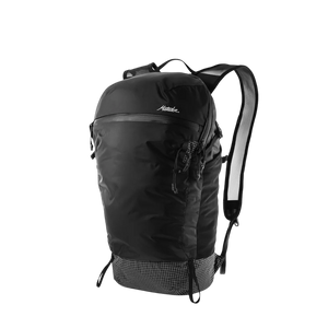Matador Freefly16 防水摺疊背包展示，顯示 16L 容量與輕便設計