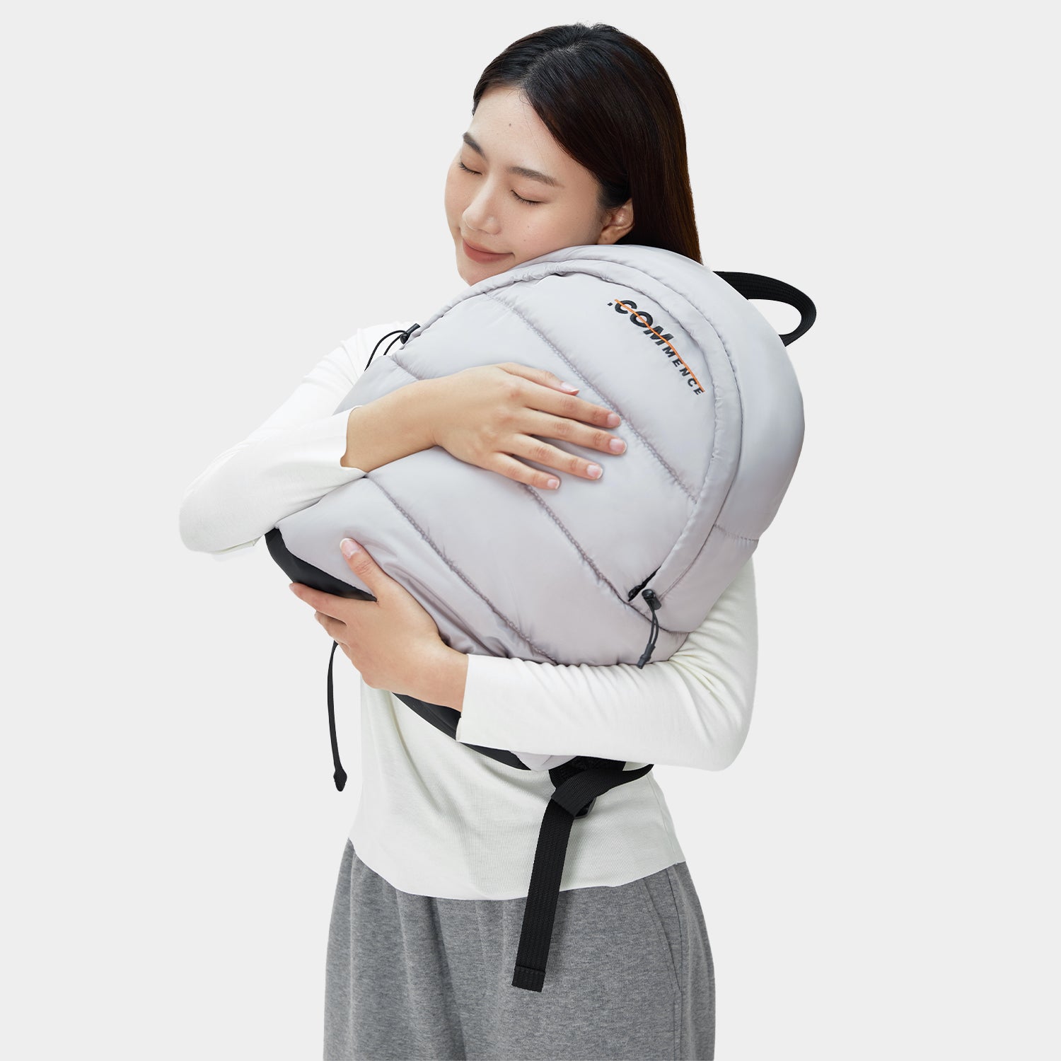 SUBTLE Commence Puff Backpack 泡芙背囊 - 霧凇灰簡約幾何風，設計柔軟舒適