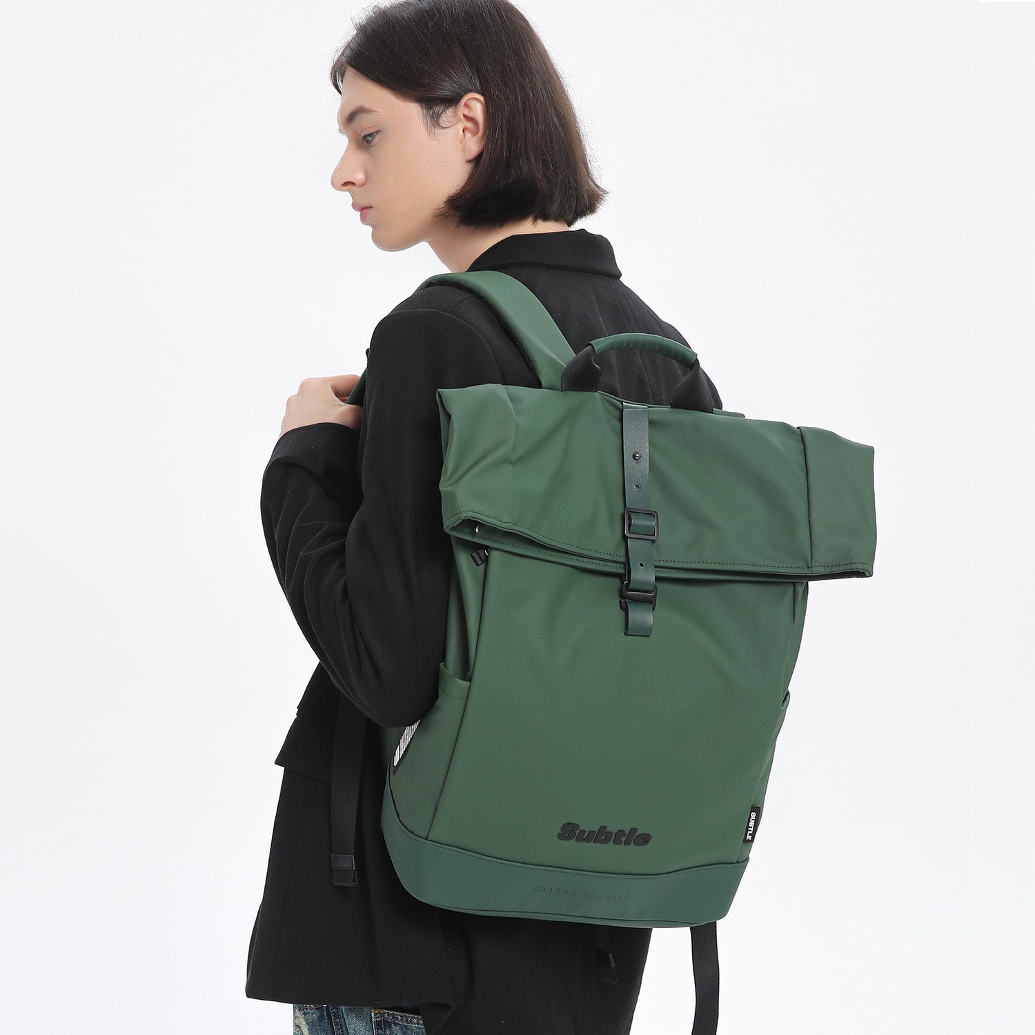 SUBTLE Scope 雙肩包 - 展示人體工學肩帶細節，提供舒適揹負體驗，適合長時間使用