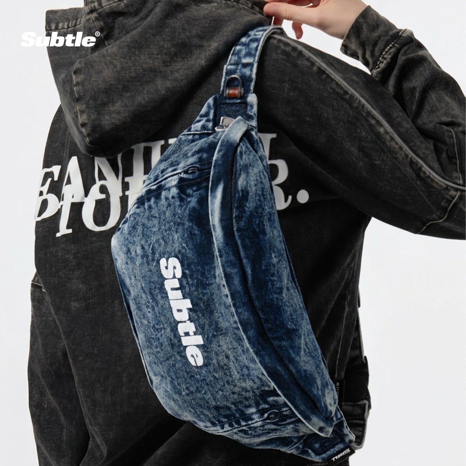 SUBTLE Rawmad LE  丹寧斜挎包模特展示圖