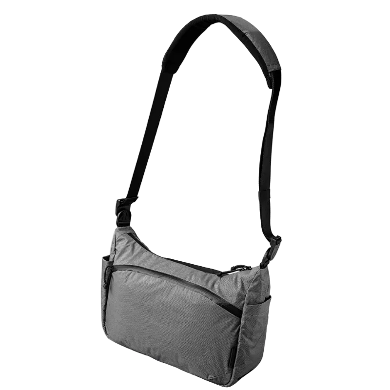 ALPAKA Flight Satchel 展示外觀設計與功能性。