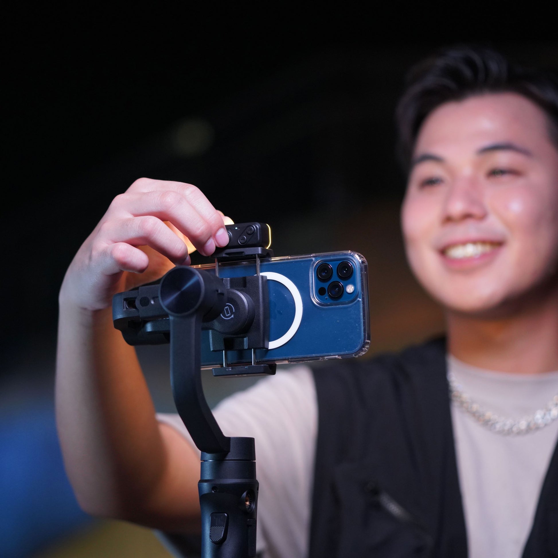 HOHEM Isteady M5s Kit｜磁吸補光手機穩定器｜自拍補光效果 使用情境示意