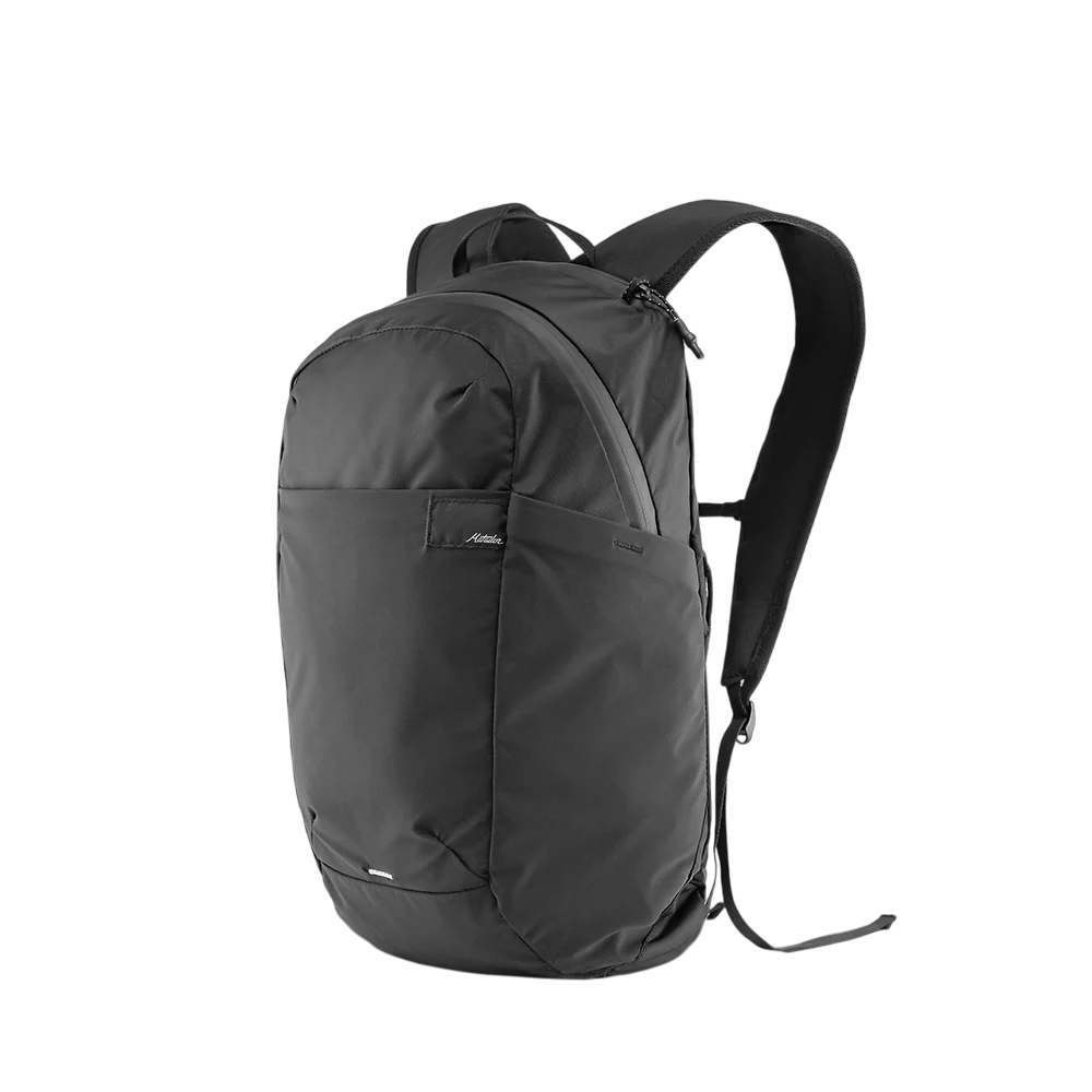 Matador ReFraction Packable Backpack 摺疊背包展示，顯示 16L 容量與輕便設計