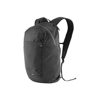 Matador ReFraction Packable Backpack 摺疊背包展示，顯示 16L 容量與輕便設計