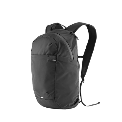 Matador ReFraction Packable Backpack 摺疊背包展示，顯示 16L 容量與輕便設計