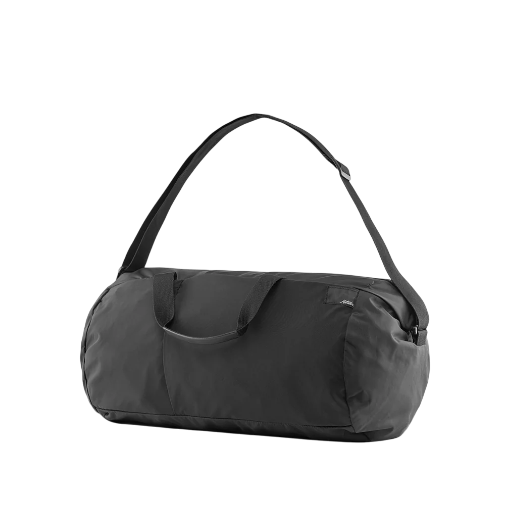 Matador ReFraction Packable Duffle 防水摺疊旅行袋展示，顯示 25L 大容量與輕便設計