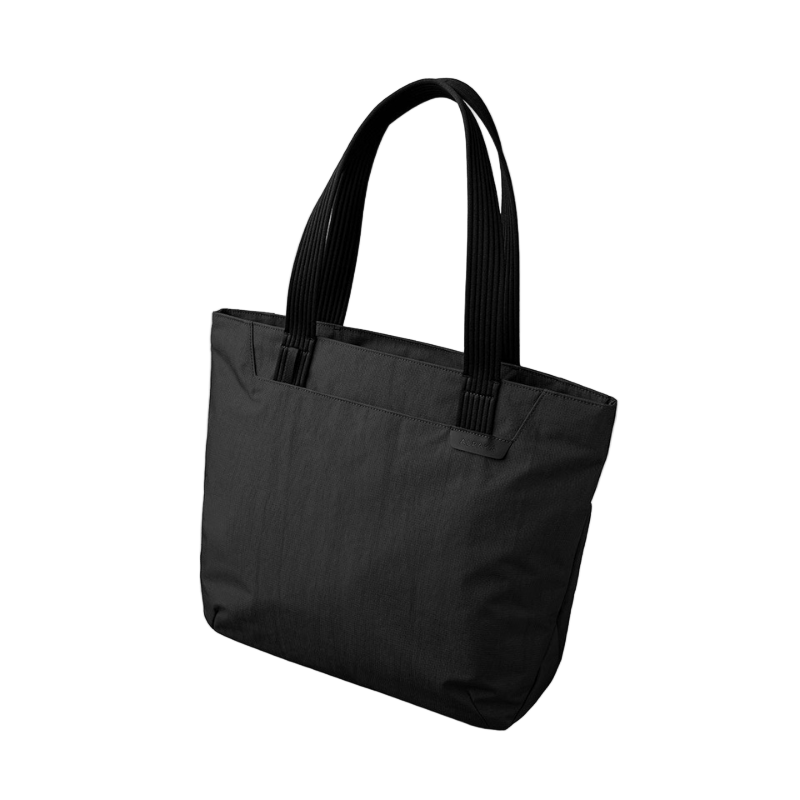ALPAKA Flight Tote (L) 黑色款，展示其大容量設計與耐用材質。