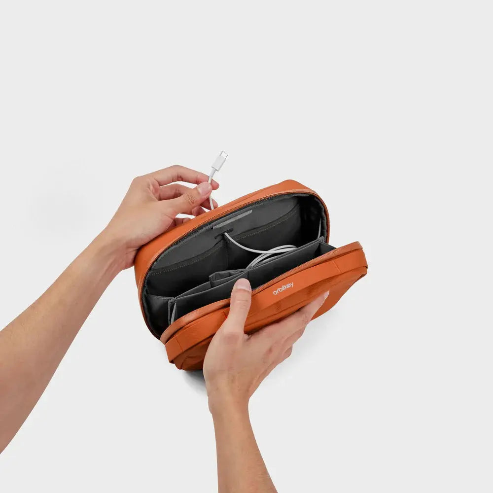 ORBITKEY 2-in-1 Tech Pouch｜貼心充電設計｜外部拉鍊袋設有充電線通孔