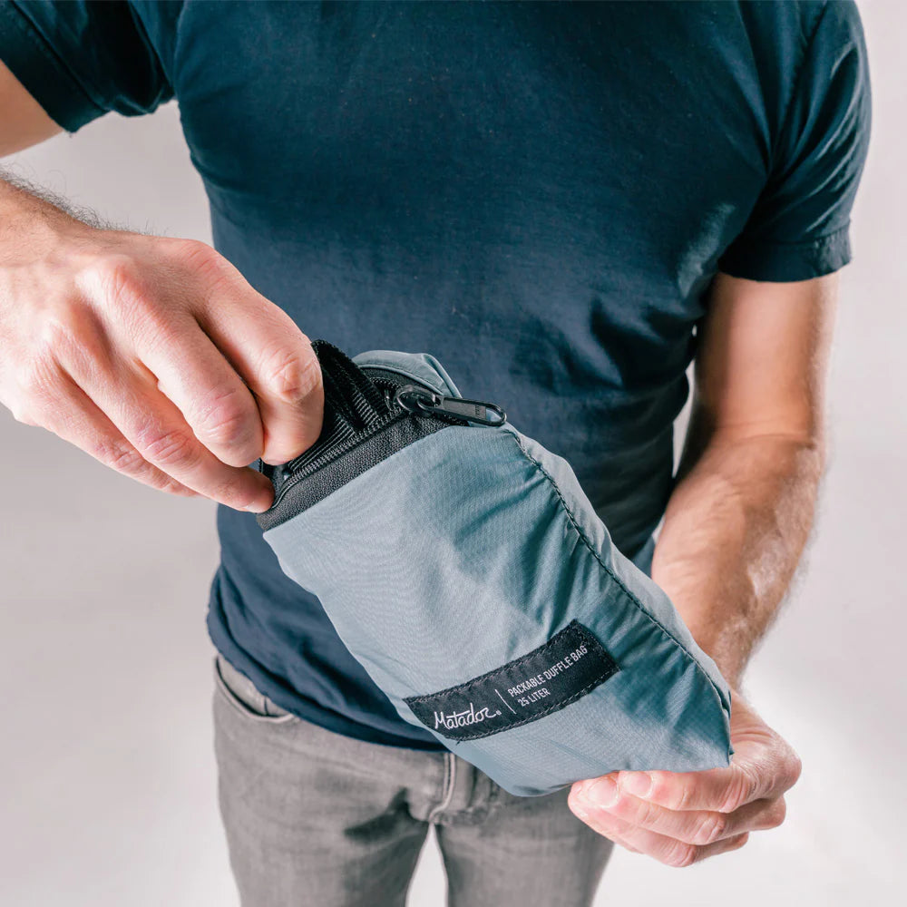 Matador ReFraction Packable Duffle｜採用防潑水材料、防水 YKK® 拉鍊及 PU 塗層