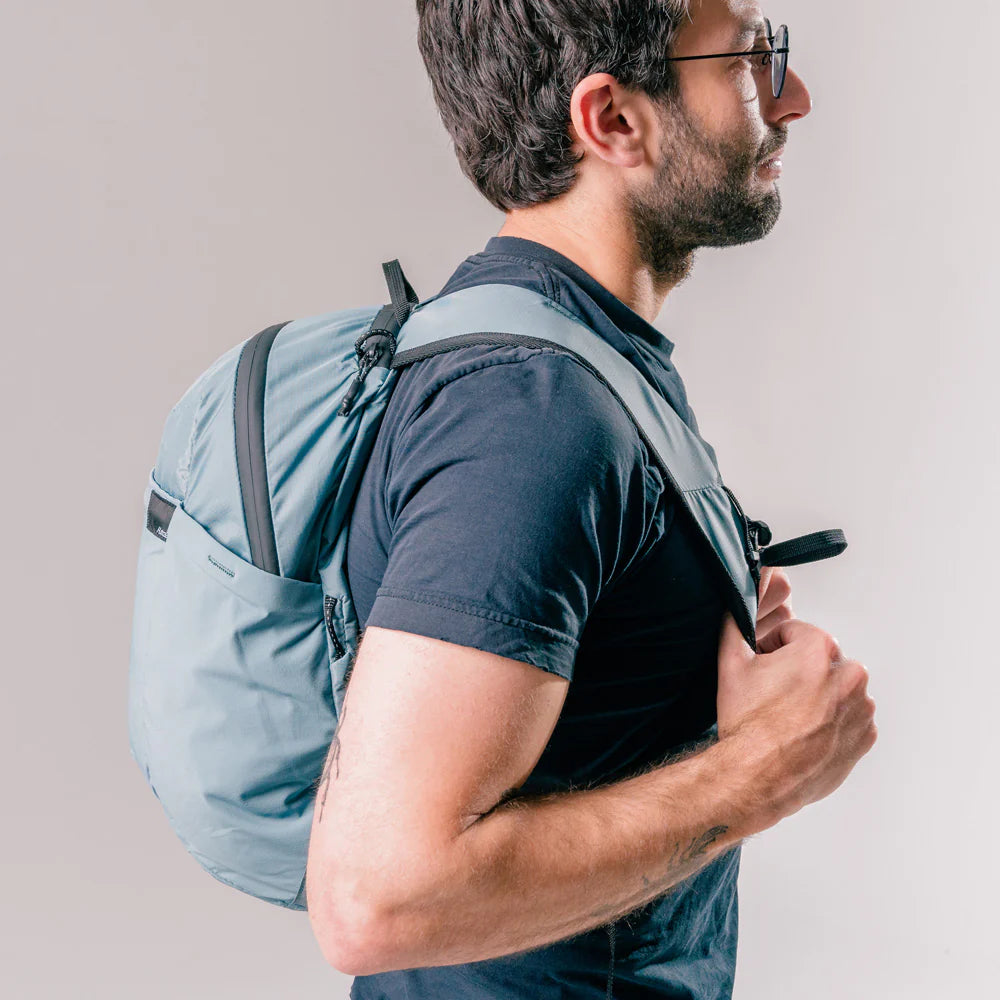 Matador ReFraction Packable Backpack｜配備透氣肩帶與可調節胸帶，提升舒適性