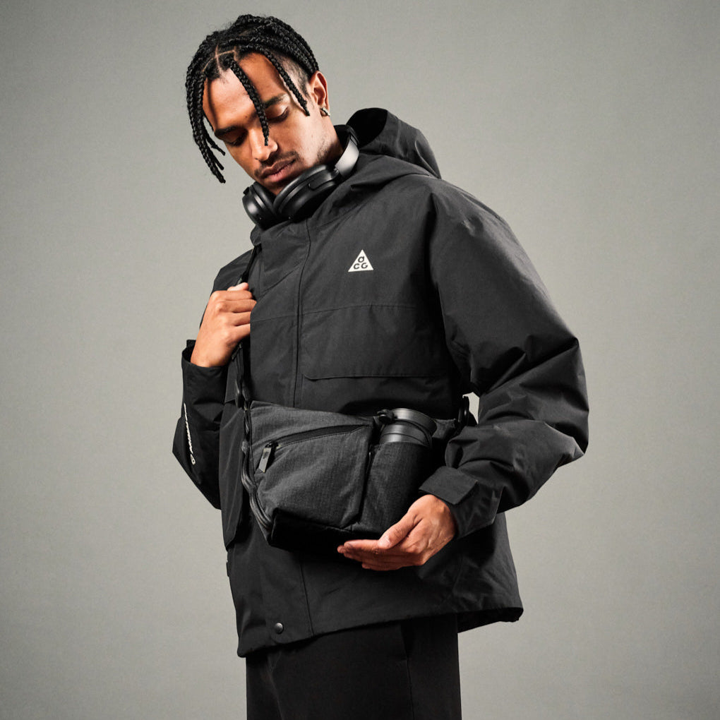 ALPAKA Flow Satchel 採用 YKK Aquaguard 防水拉鍊，全面防風雨，保護裝備安全