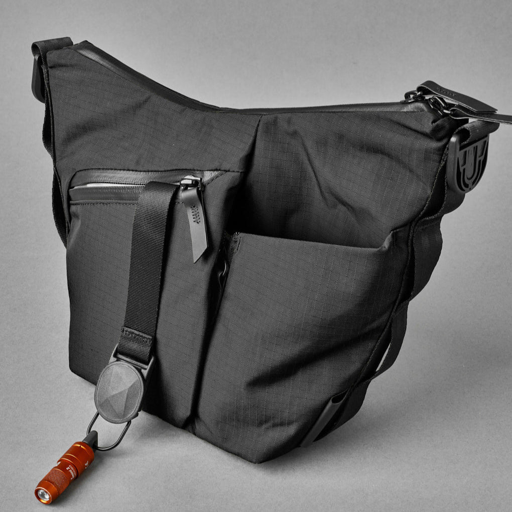 ALPAKA Flow Satchel 使用 100% 再生材料製成，兼具環保與耐用性