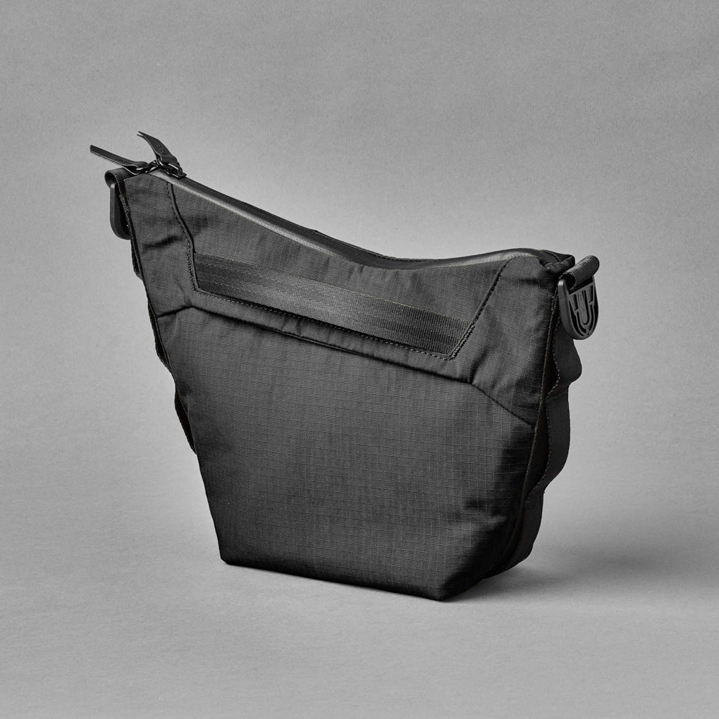 ALPAKA Flow Satchel 使用 100% 再生材料製成，兼具環保與耐用性