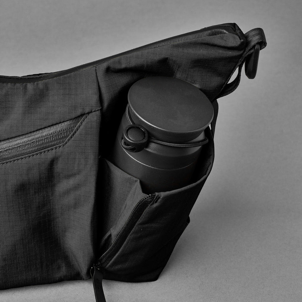 ALPAKA Flow Satchel 主隔層與內部拉鍊口袋，合理收納日常必需品