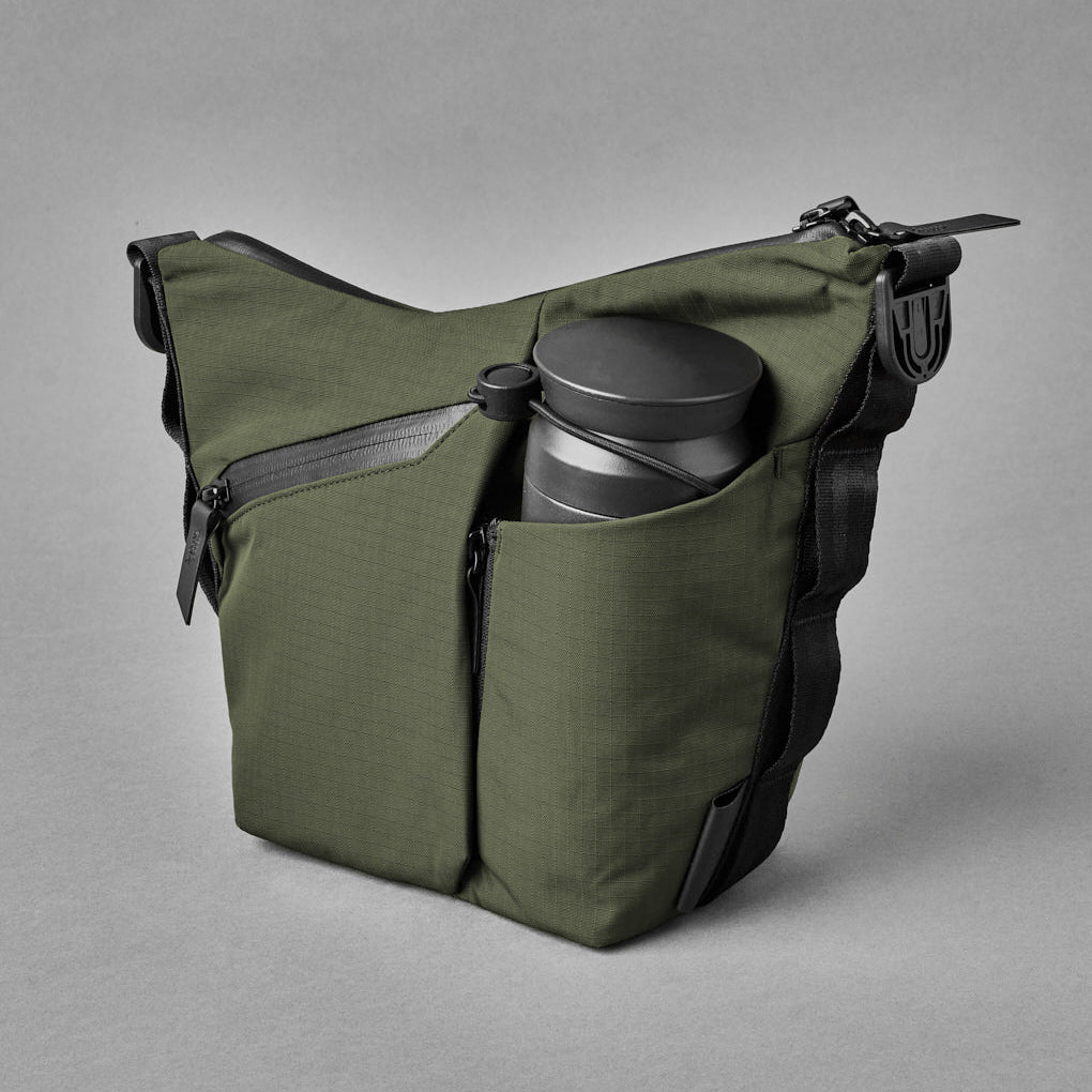 ALPAKA Flow Satchel 使用 100% 再生材料製成，兼具環保與耐用性