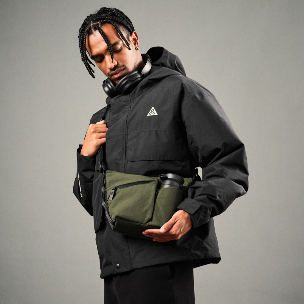 ALPAKA Flow Satchel 採用 YKK Aquaguard 防水拉鍊，全面防風雨，保護裝備安全