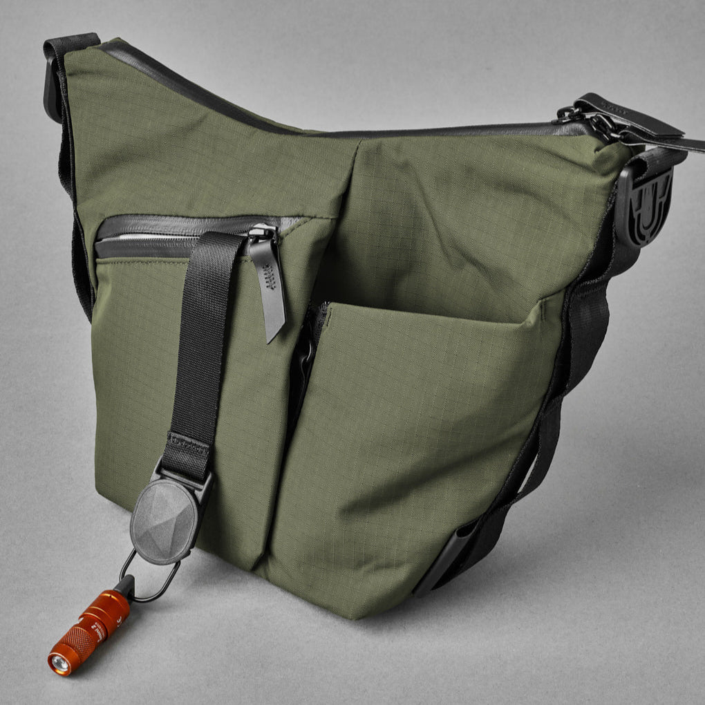 ALPAKA Flow Satchel 使用 100% 再生材料製成，兼具環保與耐用性