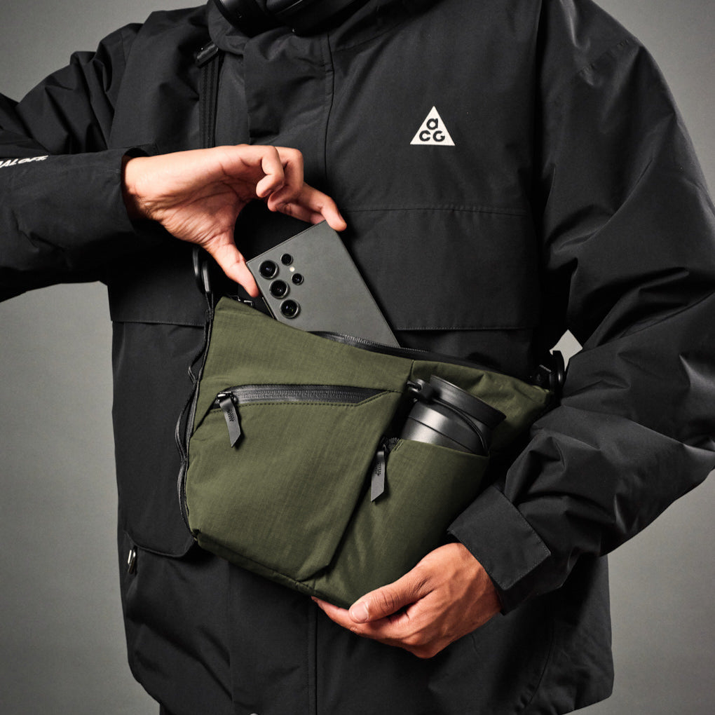 ALPAKA Flow Satchel 採用 YKK Aquaguard 防水拉鍊，全面防風雨，保護裝備安全