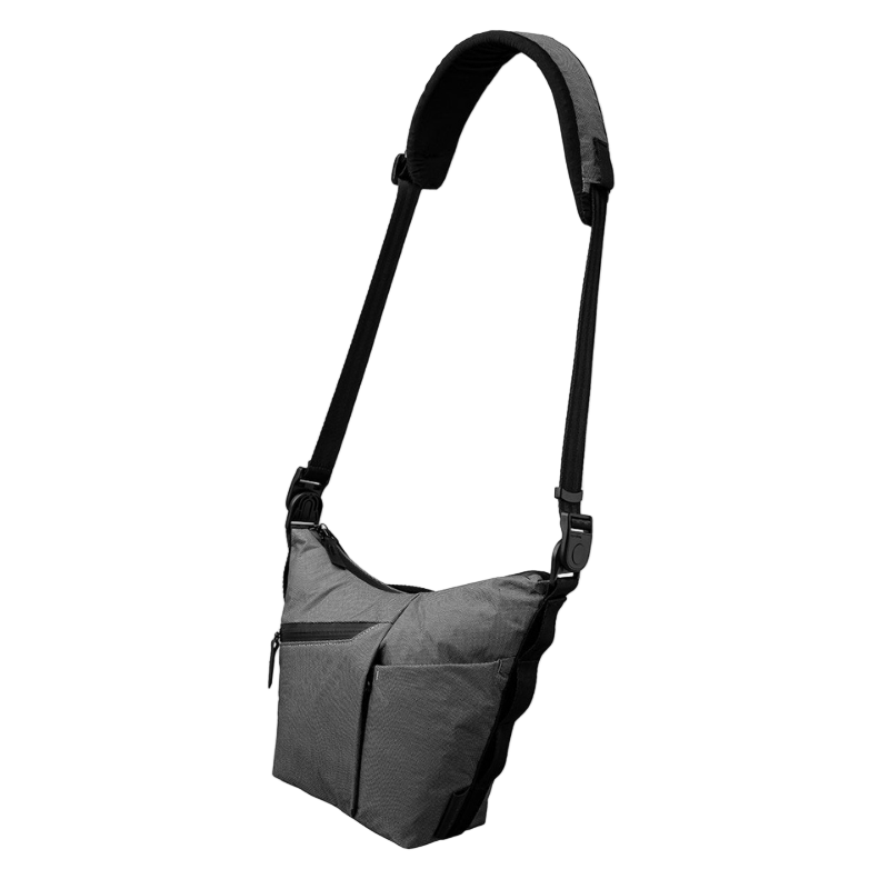 ALPAKA Flow Satchel - Cyber Edition 系列，限量版防水科技斜挎包展示。