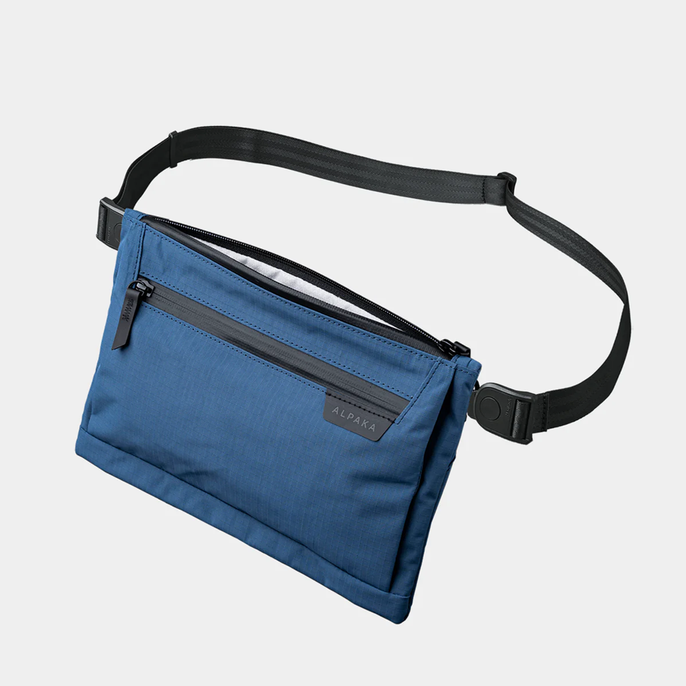ALPAKA Zip Pouch Max V2 多功能側肩包｜主隔層擁有可擴展底座，可靈活容納更多物品