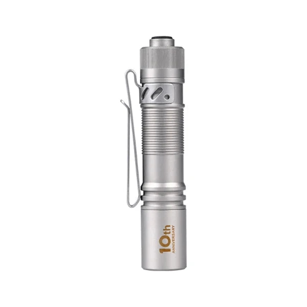 ACEBEAM Pokelit AA Ti 鈦合金手電筒｜700流明高亮｜輕便耐用設計｜USB-C 充電