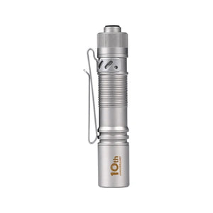 ACEBEAM Pokelit AA Ti 鈦合金手電筒｜700流明高亮｜輕便耐用設計｜USB-C 充電