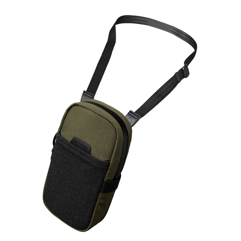 ALPAKA Modular Shoulder Pocket Max 綠色款，展示其模組化設計與多功能收納空間。