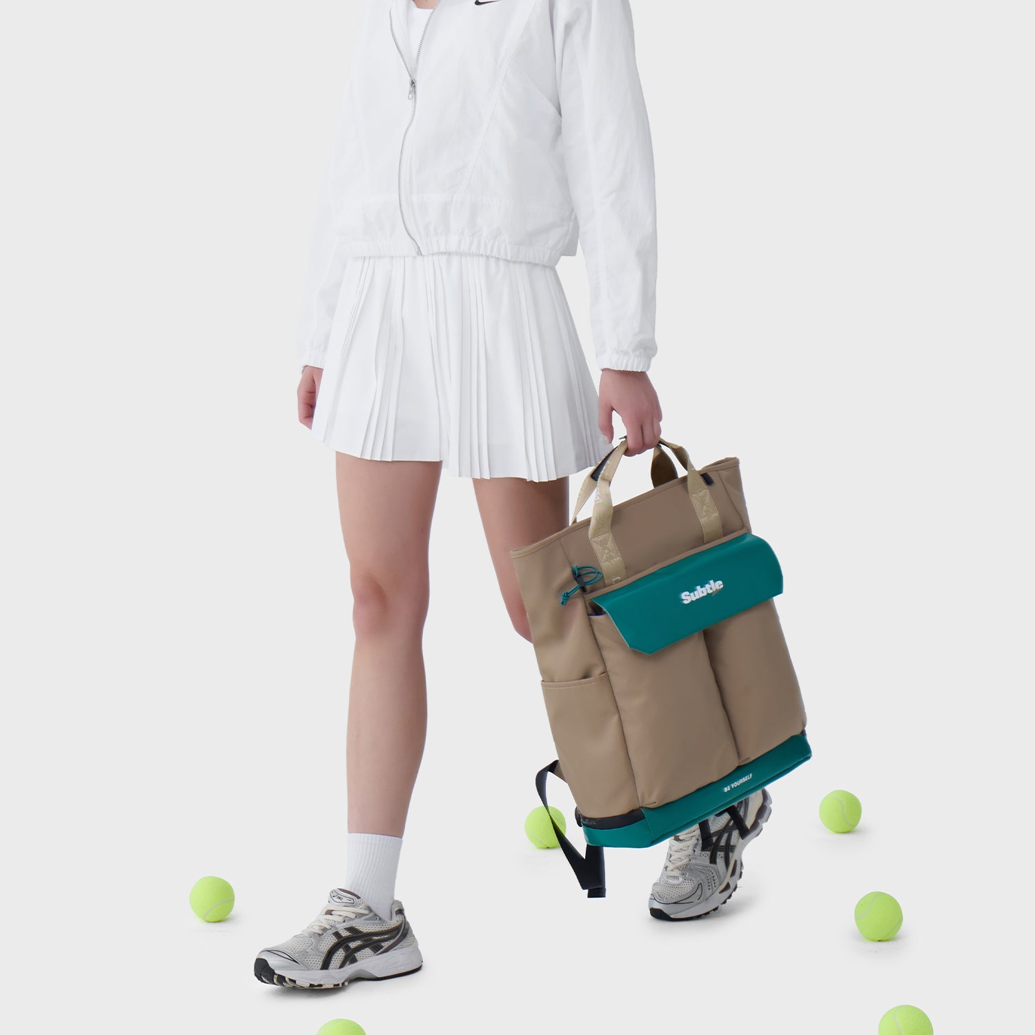 SUBTLE AFAR系列 PVC運動雙肩包 - 簡約綠棕色外觀設計，結合時尚與實用，適合戶外與都市穿搭