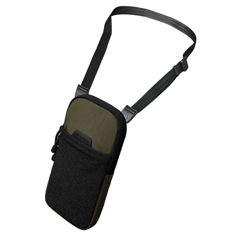 ALPAKA Modular Shoulder Pocket Slim 綠色色款，展示輕巧外觀與模組化設計。