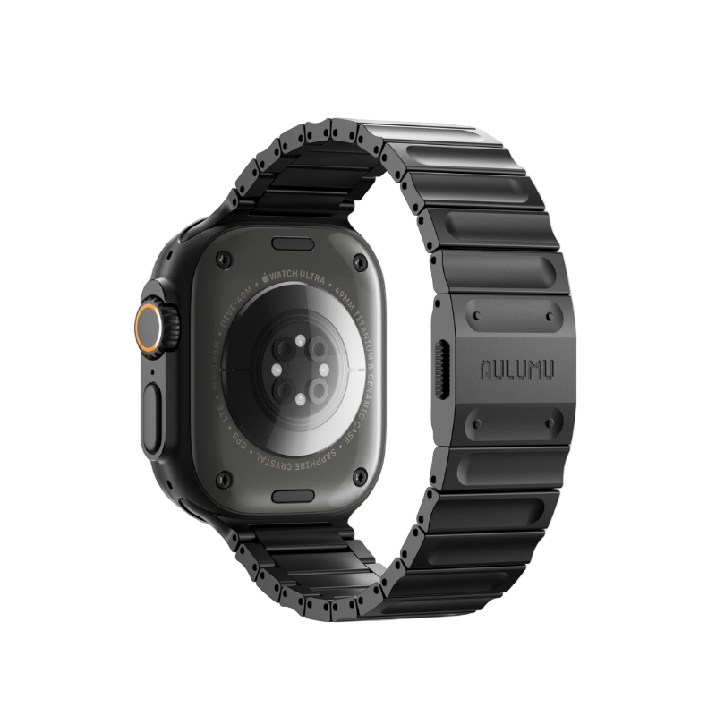 AULUMU C01 Hi-Per 鈦合金錶帶的超薄磁吸扣，單指即可快速操作。