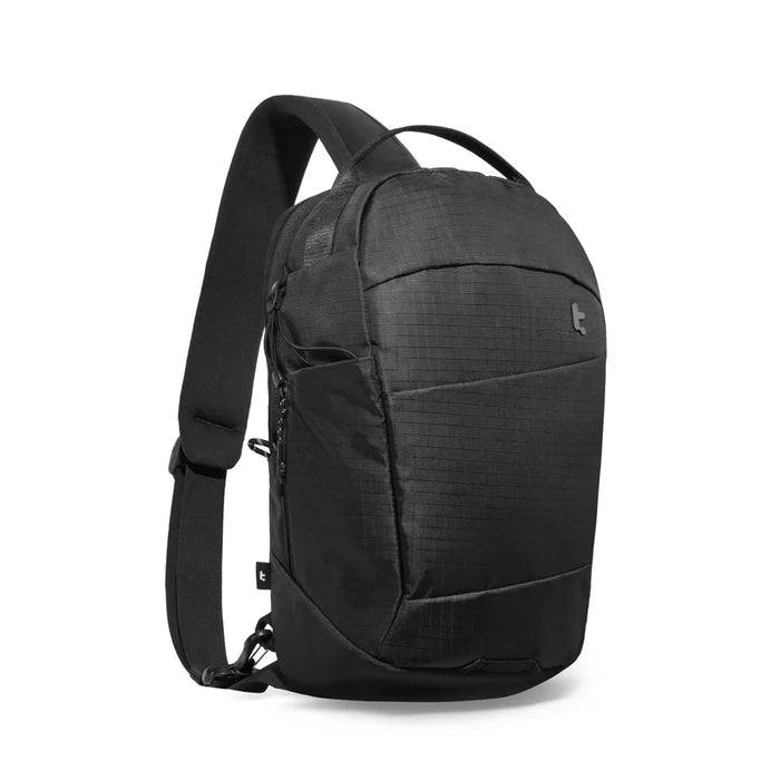 專為城市日常冒險設計的 tomtoc UrbanEX-T30 斜孭袋 (10L)。採用 400D 再生防撕裂織物與 YKK 拉鍊，輕量且堅韌。具備 14 吋筆電專屬加厚隔層與靈活的左右肩通用設計，輕鬆容納您的通勤與旅行必需品，提供極致舒適的背負體驗。