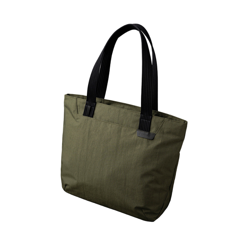 ALPAKA Flight Tote (L) 綠色款，展示其大容量設計與耐用材質。