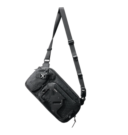 aulumu B01 城市機能斜揹袋以 “Beyond Storage” 為理念，採用 X-Pac 防水防撕裂布料與 Fidlock 磁吸扣。獨家配備「可拆卸金屬磁吸手機艙」，讓您隨時快取手機。容量可由 2.5L 擴充至 3.5L，完美應付日常通勤與城市探索。
